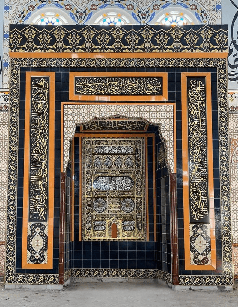 Mihrap -01, Lider Çini, 420X510 Kabe Görünümlü Çini Mihrap, Ahşap Desenli Çini Kabe Mihrap